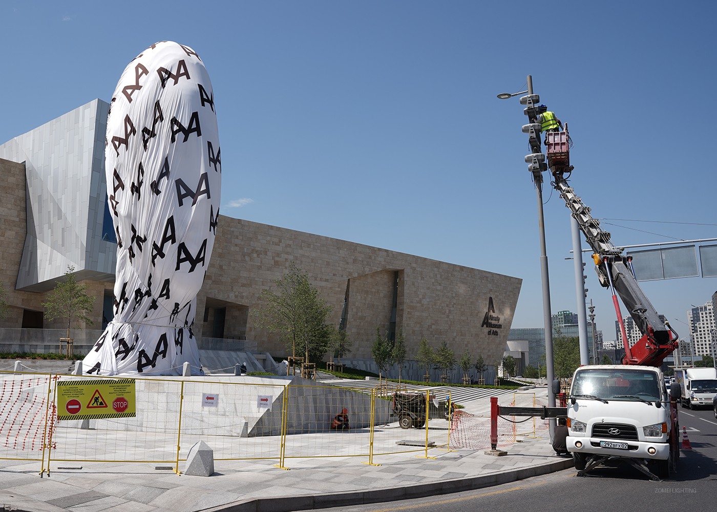 现场安装｜On-site installation of architectural facade lighting fixtures